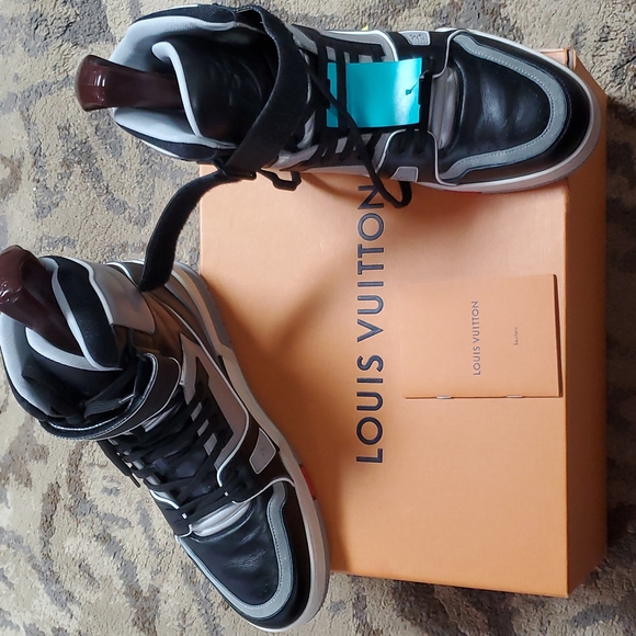 Louis Vuitton - Picture 6 of 10